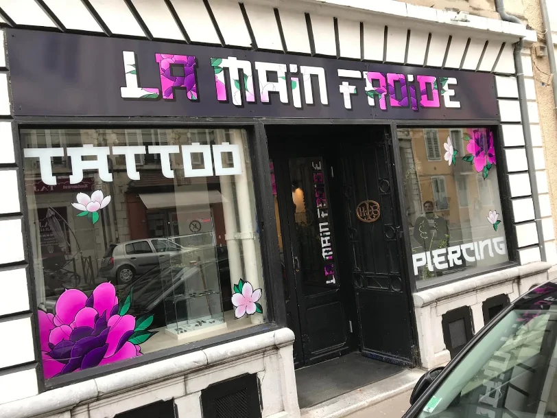 Façade de La Main Froide au 27 rue Henri Faisans à Pau